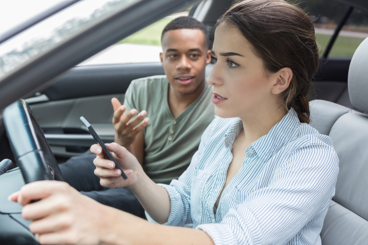 Driver included. Пассажир отвлекает водителя. Отвлекать водителя фото. Distracted Driving. While Driving фильм.